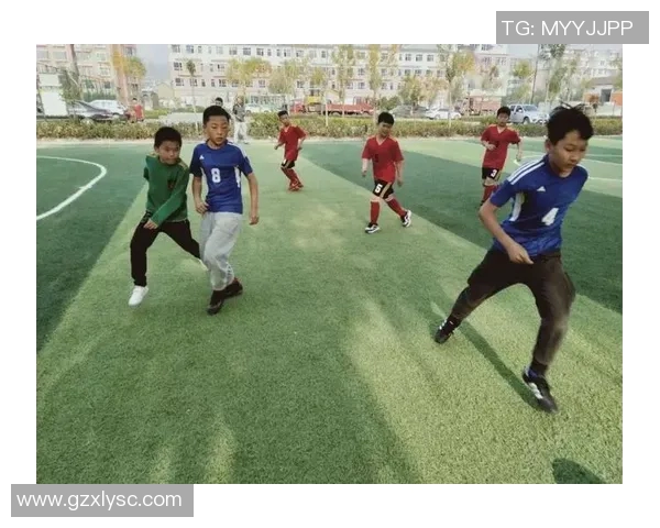 美国最小足球明星的成长之路与梦想追逐的故事